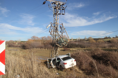 Konya'da yoldan çıkan otomobil direğe çarptı: 3 yaralı