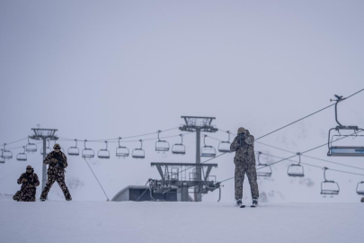 Özel harekat polisleri zorlu kış şartlarında görevlerine hazır