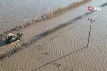 Bursa'da dere taştı! Sel sularında araçta mahsur kalan sürücü kurtarıldı