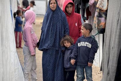 Gazze’de aileler ramazanı hasarlı okulda yokluk içinde geçiriyor