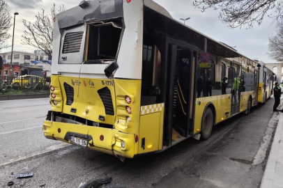 İstanbul'da 3 İETT otobüsü durağa yanaşırken kaza yaptı