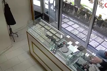 Bursa'da kuyumcu soygunu saniye saniye kamerada!