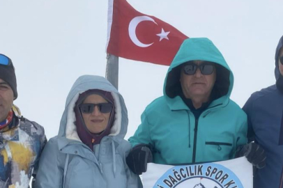Bursa Uludağ’ın zirvesindeki donmuş Türk Bayrağını dağcılar değiştirdi