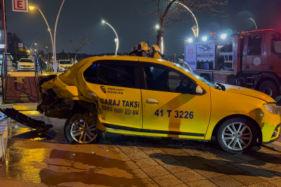 Kocaeli'de iki otomobilin çarpıştığı kaza maddi hasarla atlatıldı