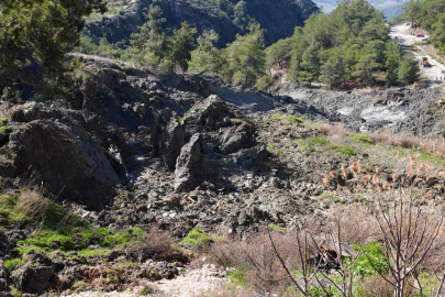 Muğla Seydikemer’de heyelan nedeniyle yol kapandı