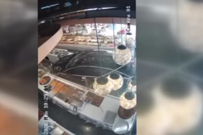 Ankara'da kontrolden çıkan otomobil pastaneye girdi