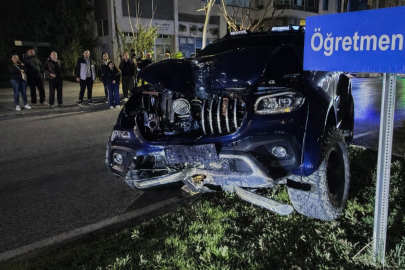 Antalya Gazipaşa’da kamyonet refüje çıktı: 2 yaralı