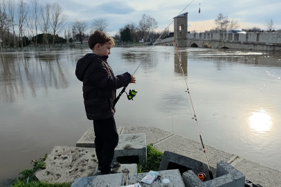 Edirneliler taşkın riski bulunan nehir kenarına akın etti