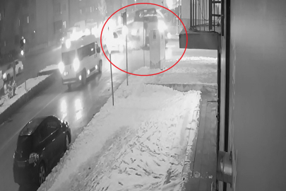 Erzurum'da minibüs ile hafif ticari araç çarpıştığı kaza kamerada; 2 yaralı