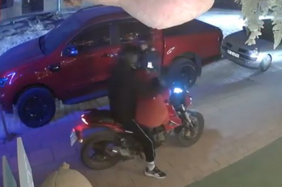 Antalya'da dükkanın önündeki oyuncak ayıyı çaldılar