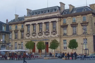 Fransa'daki üniversitenin duvarlarına İslamofobik yazılar yazıldı