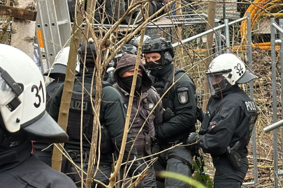 Hamburg’da ağaç kesimine karşı nöbet tutan eylemcilere polis müdahalesi