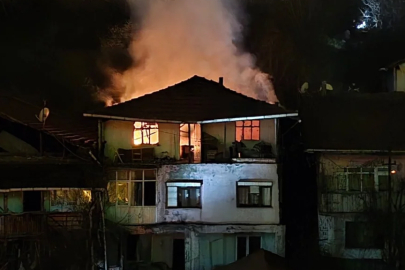 Karabük'te 3 katlı binada yangın: Mahsur kalan yaşlı adam kurtarıldı