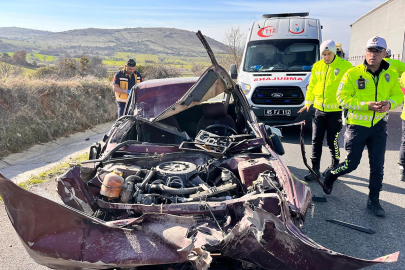 Manisa'da tıra çarpan otomobil hurdaya döndü: Sürücü şans eseri kurtuldu