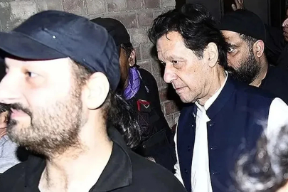 Pakistan’ın eski Başbakanı Khan'ın kız kardeşi drenaj hattına düştü