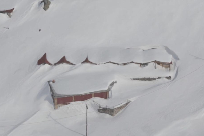Rize'de şaşırtan görüntü! Evler kayboldu: 3 metrelik karın altında yaşam...