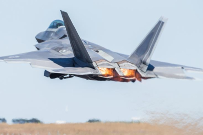 ABD’ye ait 12 adet F-22 savaş uçağı İsrail’e iniş yaptı