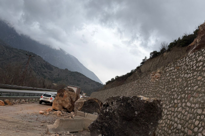 Amasya'da kara yoluna düşen kaya parçaları ulaşımın aksamasına yol açtı