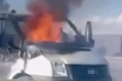 Batman'da seyir halindeki kamyonet alev aldı