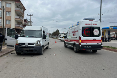 Burdur'da panelvanla çarpışan motosiklet sürücüsü metrelerce savrularak hayatını kaybetti