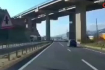 Bursa'da devrilen minibüs, yolun karşısına geçti