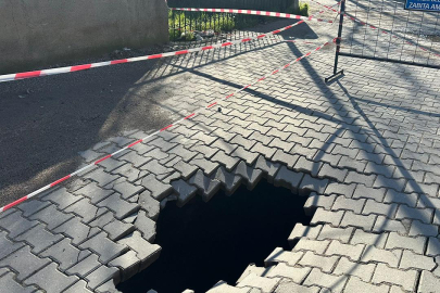 Çanakkale'de yol çöktü, dev çukur oluştu