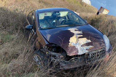Edirne'de yoldan çıkan otomobil tarlaya savruldu: 3 yaralı