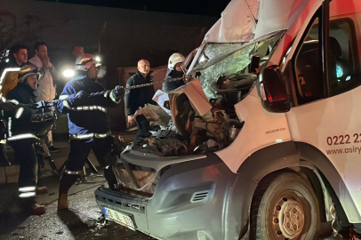 Eskişehir'de park halindeki tıra çarpan minibüsteki 2 kişi ağır yaralandı