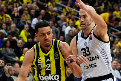 Fenerbahçe Beko'nun serisi 8 maça çıktı: Taraftarlardan Sırpların ayıbına göndermeli pankart