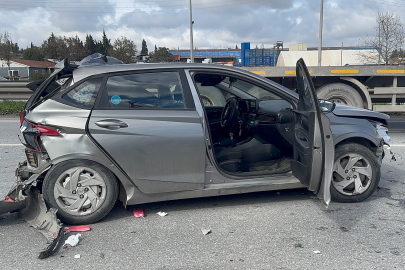 Kocaeli'de kamyonun çarptığı otomobil adeta preslendi: 1 yaralı