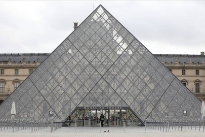 Macron, Louvre Müzesi'nin başına yeni bir isim atadı
