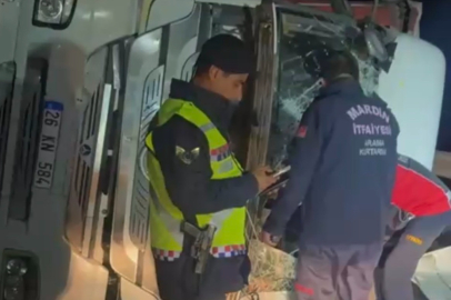 Mardin’de pet şişe yüklü tır devrildi: 1 yaralı