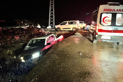 Şanlıurfa'da şarampole devrilen kamyonetteki 3 kişi yaralandı