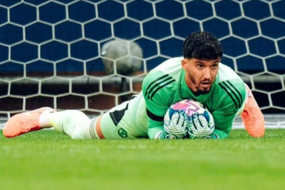 Süper Lig devi bu kez işi bitirdi: Altay Bayındır ile kesin anlaşma sağlandı!