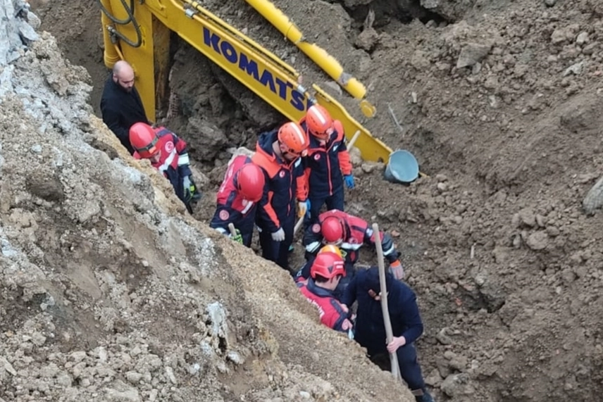 Trabzon'da göçük altında kalan iş makinesi operatörü kurtarıldı