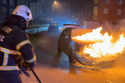 Aksaray'da alev alev yanan araca antifriz döküp söndürmeye çalıştı