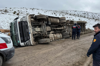 Bolu’da tomruk yüklü tır devrildi: 1 yaralı