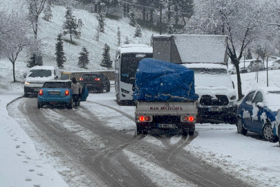 Bursa'da yoğun kar yağışı ulaşımı olumsuz etkiledi! Araçlar yolda kaldı