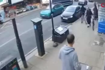 Londra’da Türk kuyumcu dükkanı palalı hırsızlar tarafından soyuldu