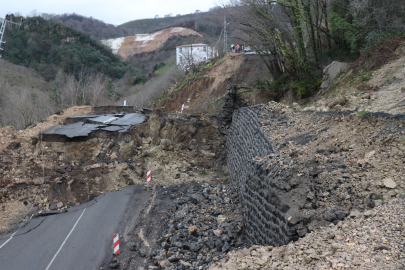 Ordu'da heyelan nedeniyle Ünye-Akkuş yolu ulaşıma kapandı
