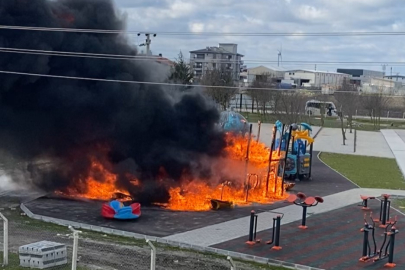 Tekirdağ'da parkta oyun grupları alev alev yandı