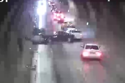 Amasya'da tünelde otomobiller kafa kafaya çarpıştı, 1 kişi yaralandı: Feci kaza kamerada