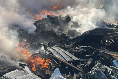 Antalya Alanya'da klima ve kuluçka makinelerinin bulunduğu depoda ikinci kez yangın çıktı