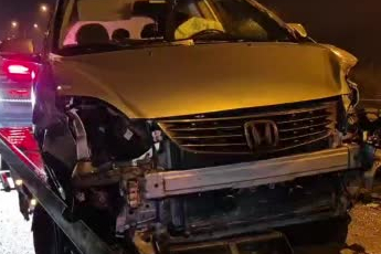 Düzce'de bariyerlere çarpan otomobilin sürücüsü yaralandı