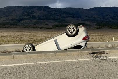 Eskişehir'de refüje devrilen otomobildeki 5 kişi yaralandı
