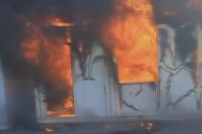 Hatay'da alevlere teslim olan boş konteyner kullanılamaz hale geldi