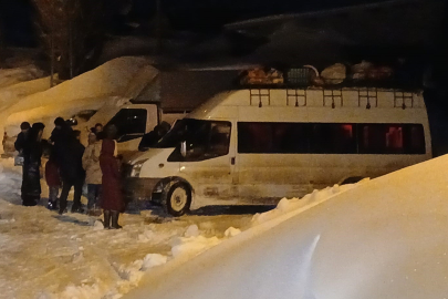 Iğdır'da Köy yolunda mahsur kalan öğrenci servisi kurtarıldı