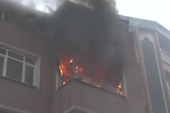 İstanbul Esenler'de 4 katlı binada yangın paniği: Küle dönenen daire kullanılamaz hale geldi
