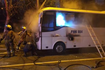 İstanbul Kadıköy'de park halindeki midibüs yandı