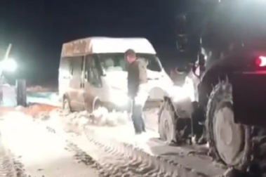 Kars'ta minibüs kara saplandı, mahsur kalan vatandaşlar kurtarıldı